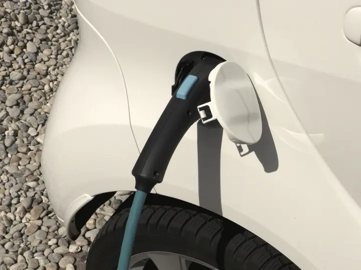 Câble de recharge branché sur une voiture électrique